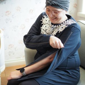 Petu-hoitotoimenpidetunika pitsillä, tummansininen